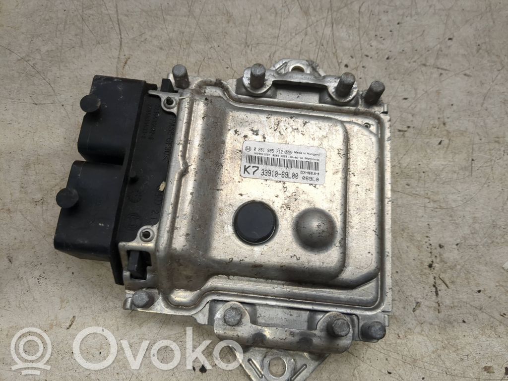 Suzuki Swift II Engine control unit/module 