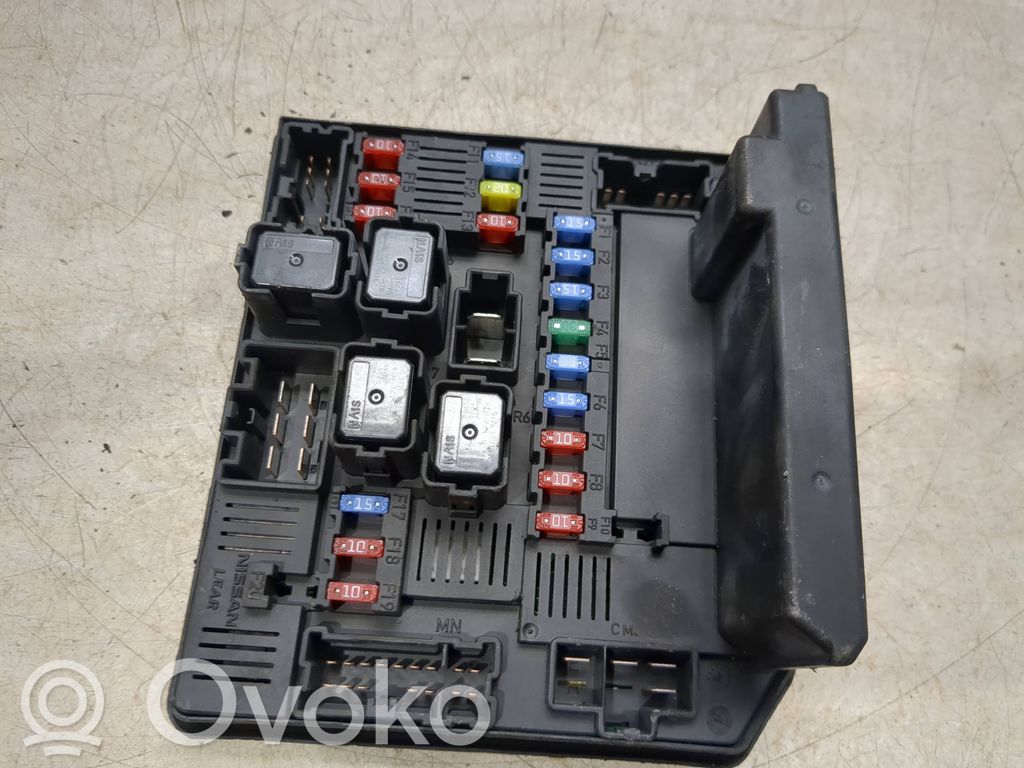 Nissan Qashqai Ramka / Moduł bezpieczników 