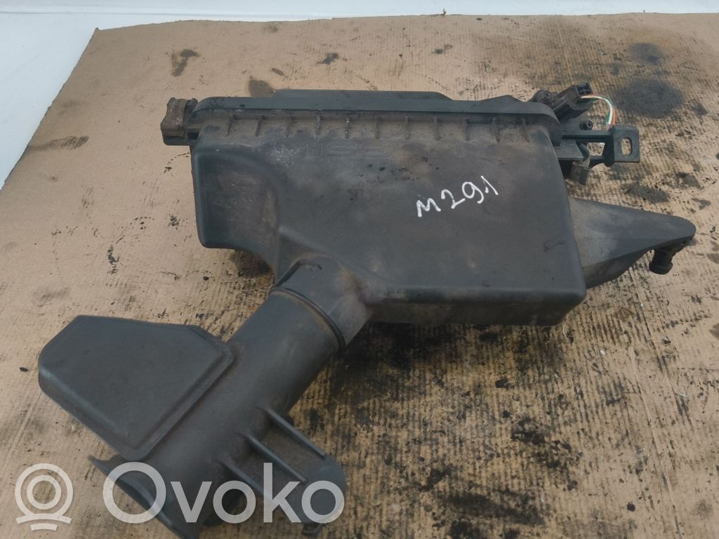 Nissan Note (E12) Air filter box 