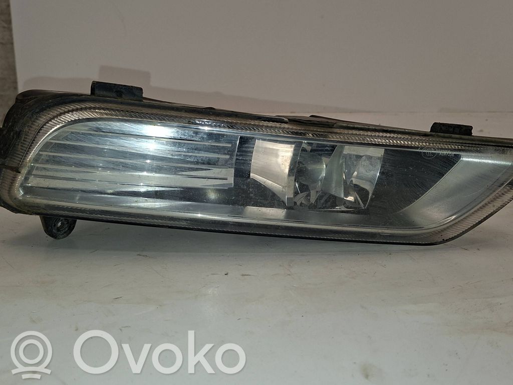 Volkswagen PASSAT B7 Miglas lukturis priekšā 