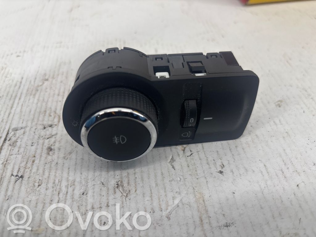Light switch   10009752,95297017,20130424