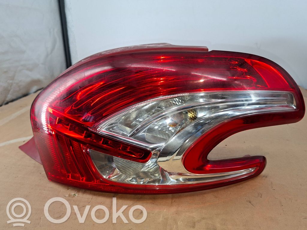 Peugeot 208 I Aizmugurējais lukturis virsbūvē 