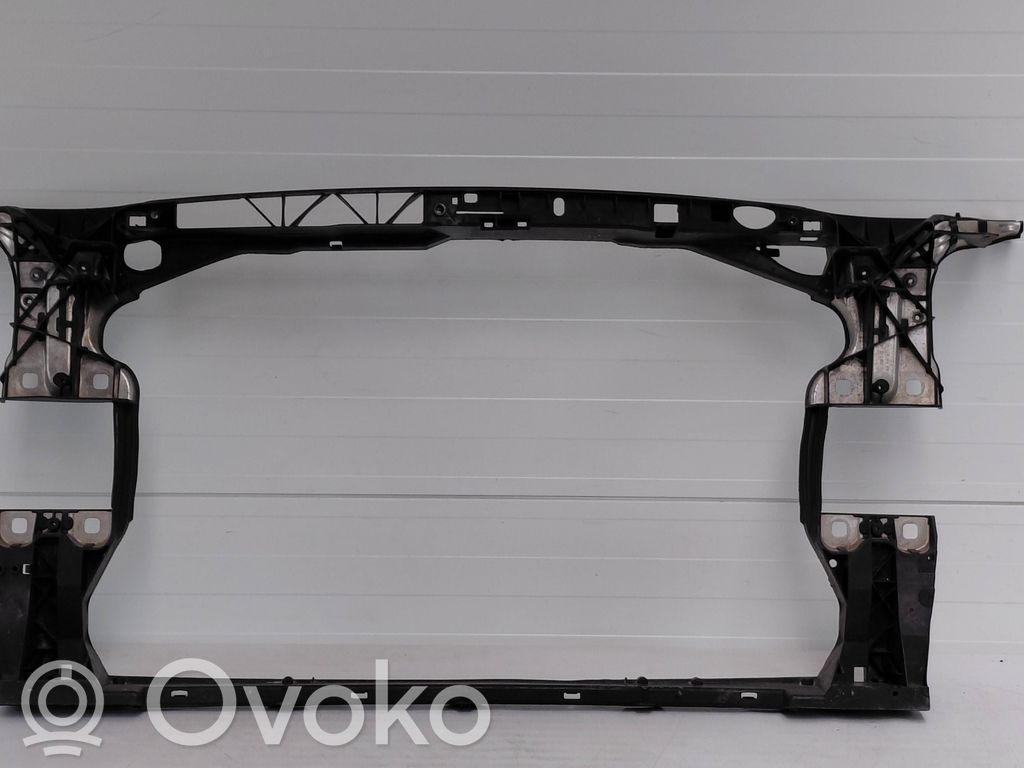 Audi A4 S4 B9 8W Radiatorių panelė 