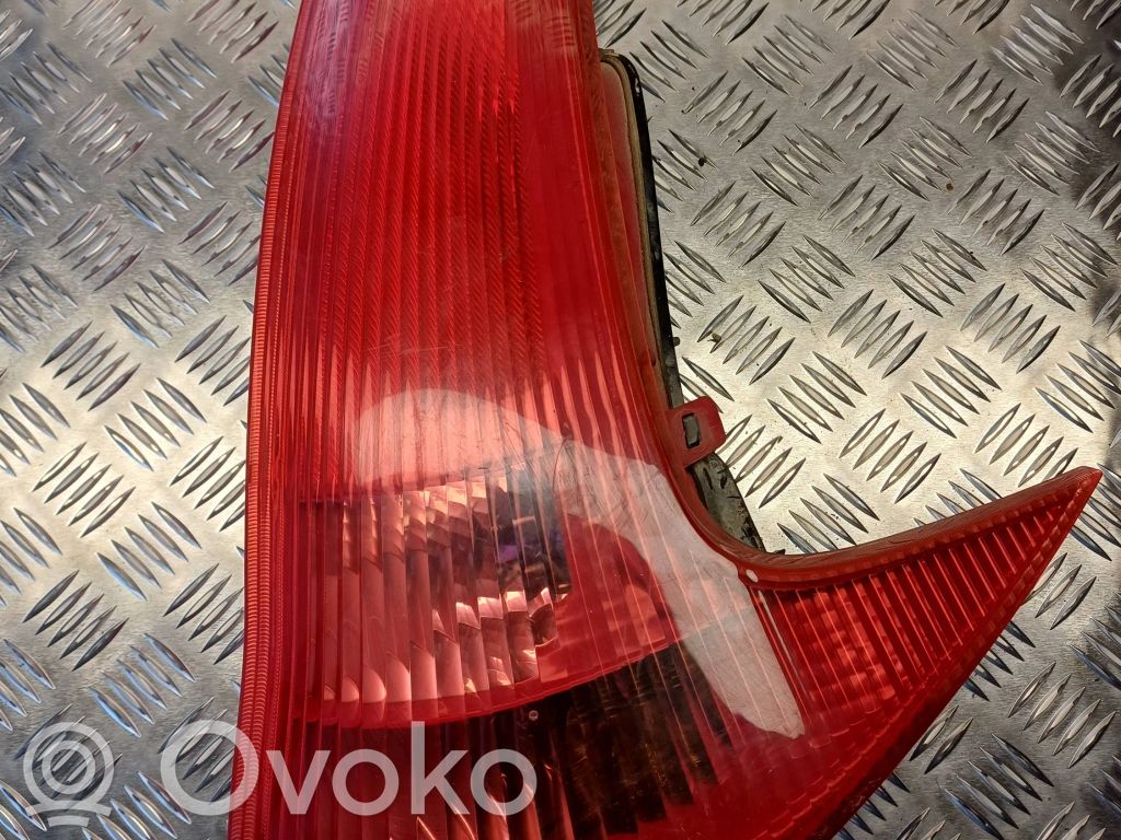 Peugeot 206 Aizmugurējais lukturis virsbūvē 