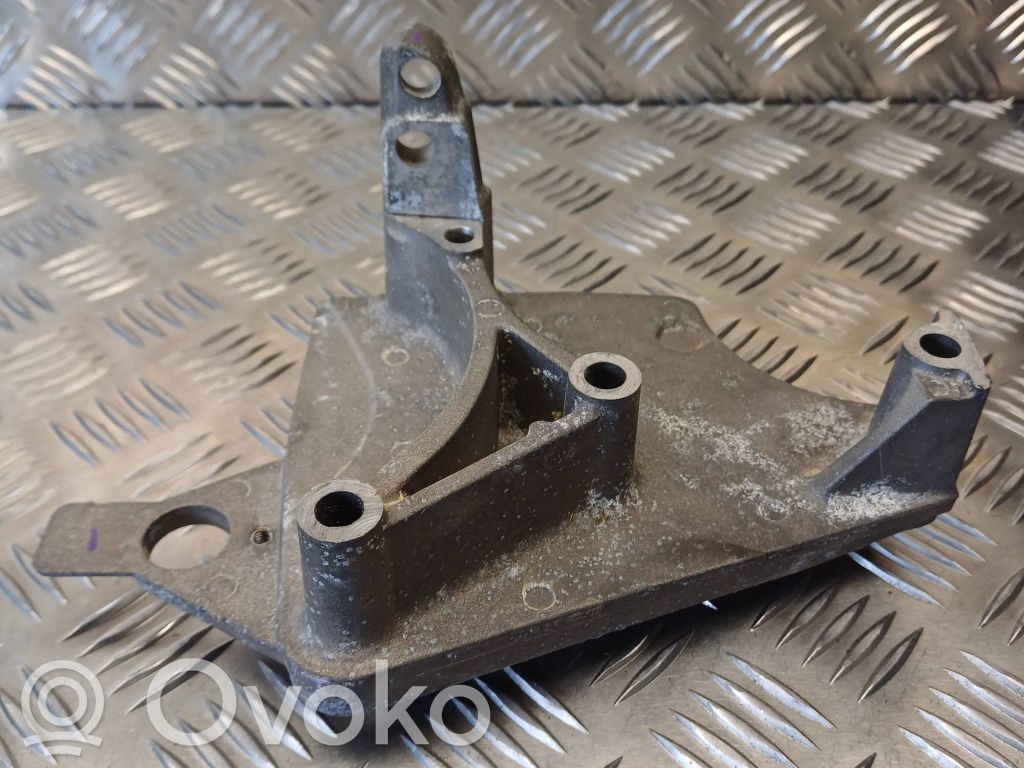 Renault Clio III Engine mounting bracket 