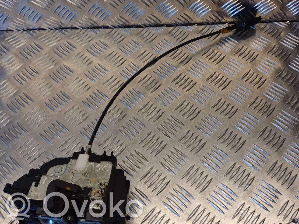 Renault Clio III Priekšpusē slēdzene 