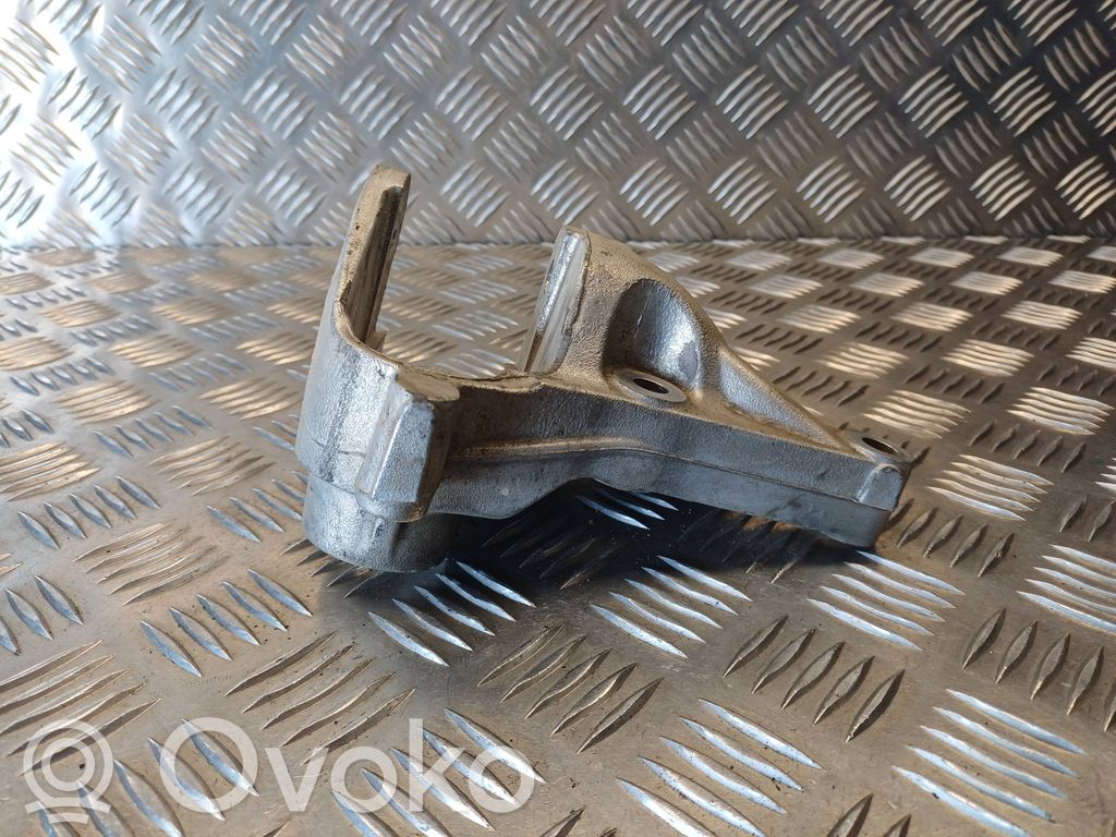 Peugeot 407 Engine mounting bracket 