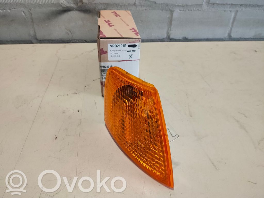 Volkswagen PASSAT B5 Kierunkowskaz przedni 