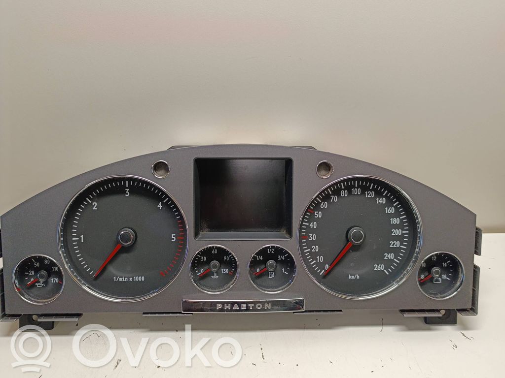 Volkswagen Phaeton Speedometer (instrument cluster) 