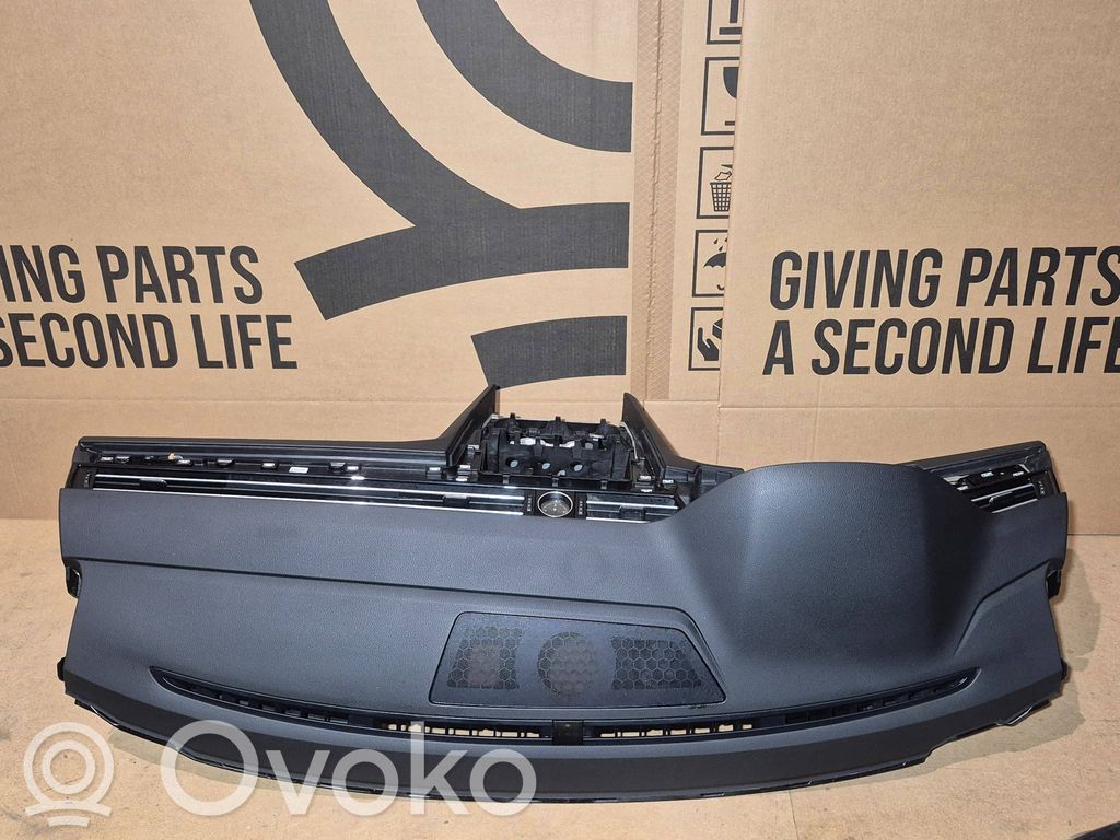 Volkswagen PASSAT B8 Deska rozdzielcza 
