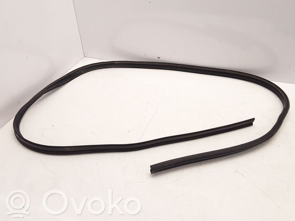 Opel Zafira B Uszczelka szyby drzwi przednich 