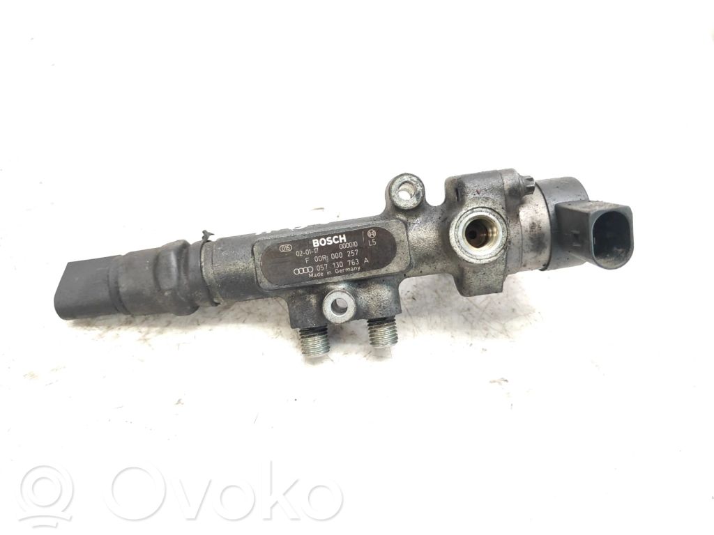 Audi A8 S8 D2 4D Listwa wtryskowa 