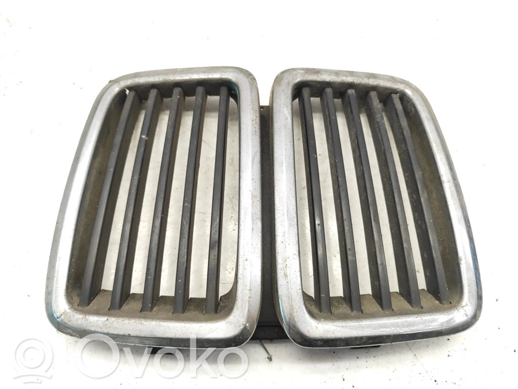 BMW 5 E28 Front bumper upper radiator grill 