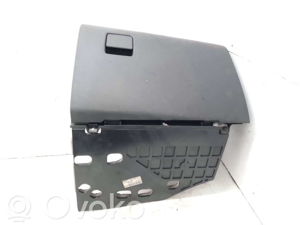 Opel Vectra C Glove box 