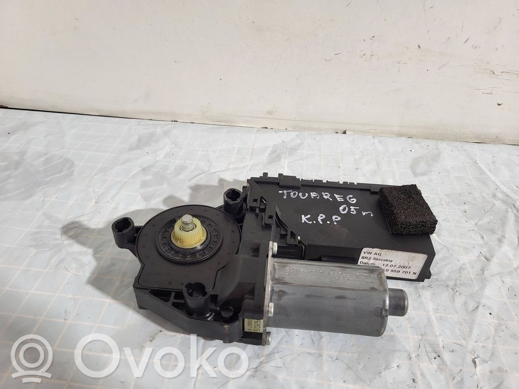 Volkswagen Touareg I Front door window regulator motor 
