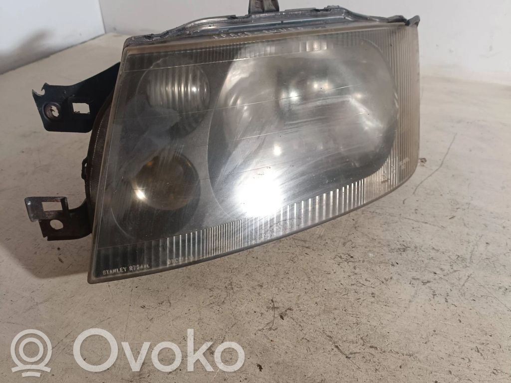 Mitsubishi Space Runner Lampa przednia 