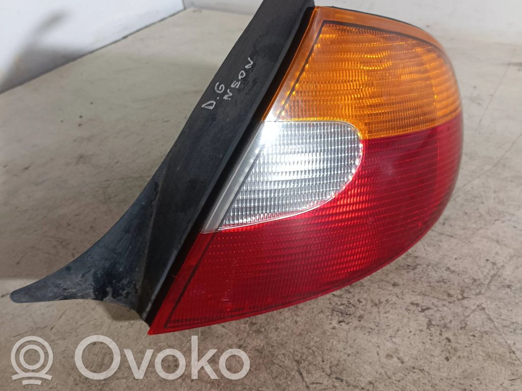 Chrysler Neon II Aizmugurējais lukturis virsbūvē 