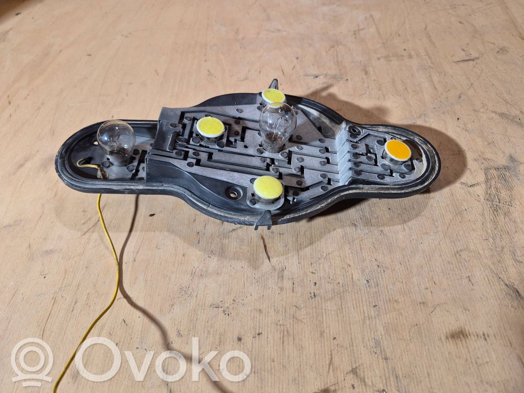 Nissan Primera Takavalon polttimon suojan pidike 