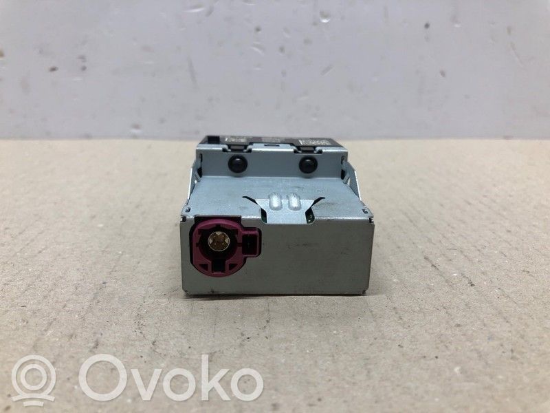 Polestar 2 Enchufe conector entrada auxiliar 