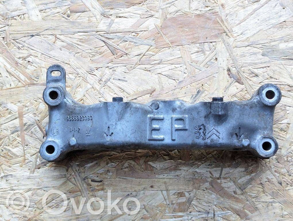 Peugeot 3008 I Engine mounting bracket 