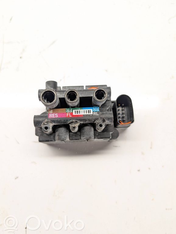 Audi A8 S8 D5 Bloc de soupape de suspension pneumatique 