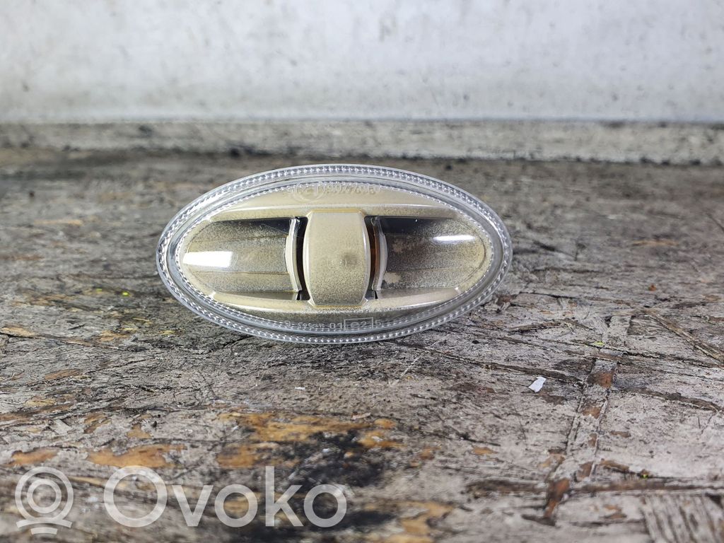 Front fender indicator light   0104706