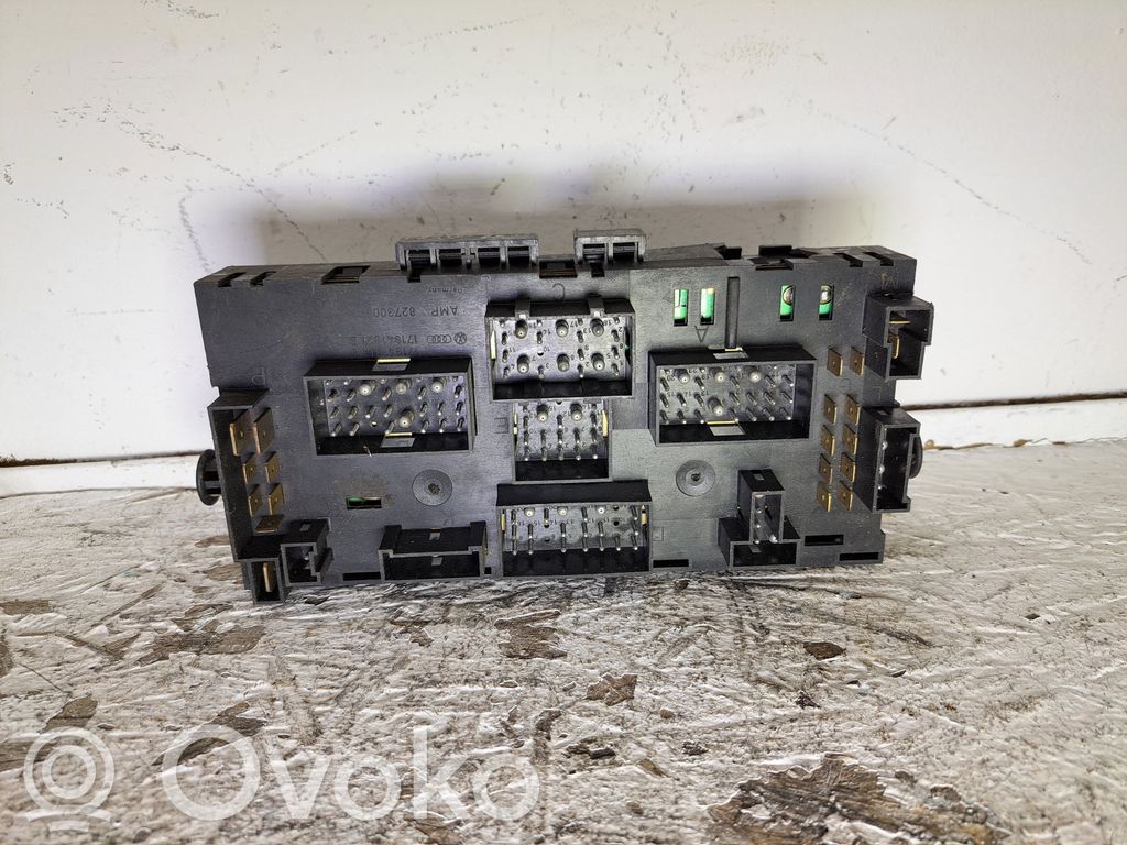 Volkswagen PASSAT B3 Ramka / Moduł bezpieczników 