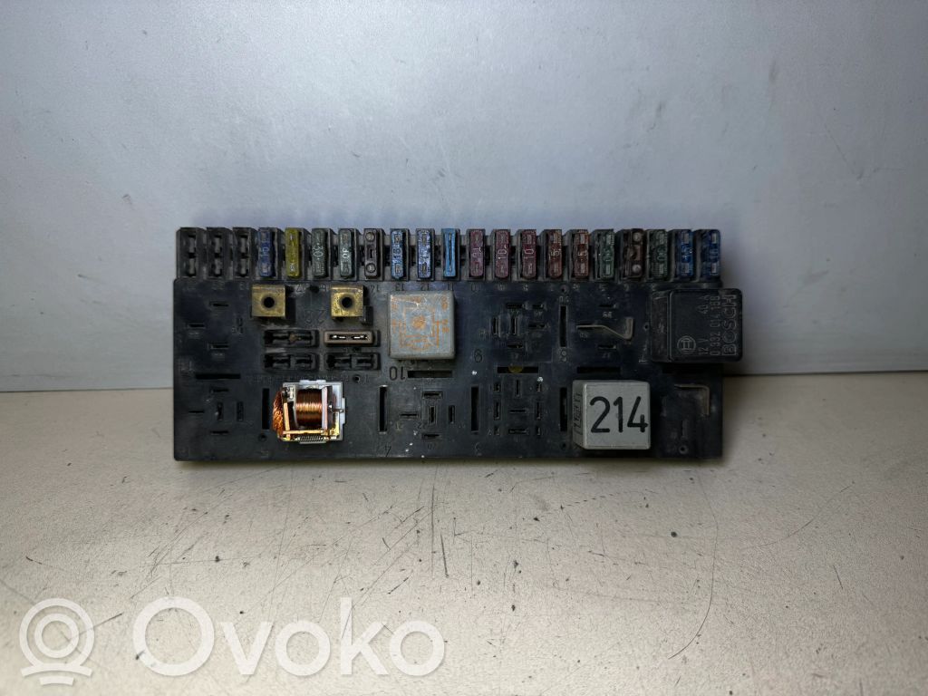 Audi 80 90 B3 Saugiklių blokas 