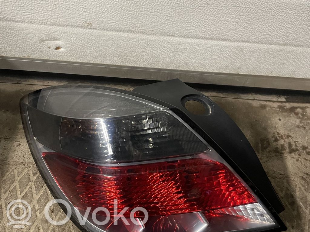 Opel Astra H Aizmugurējais lukturis virsbūvē 