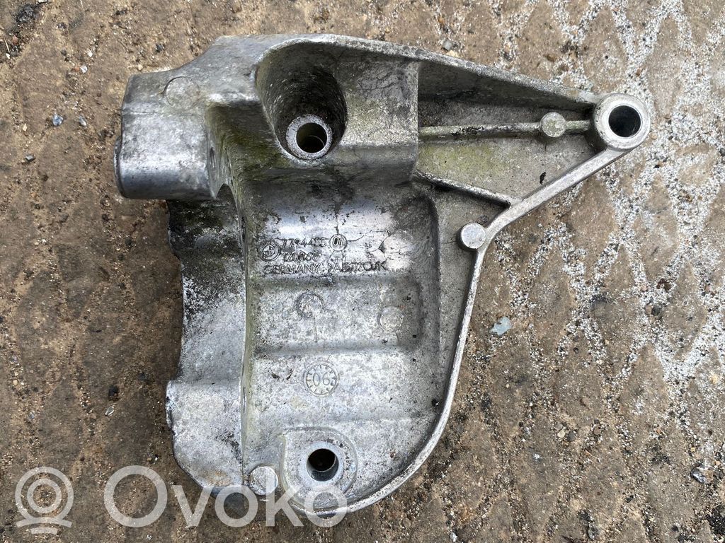BMW 3 E90 E91 Power steering pump mounting bracket 