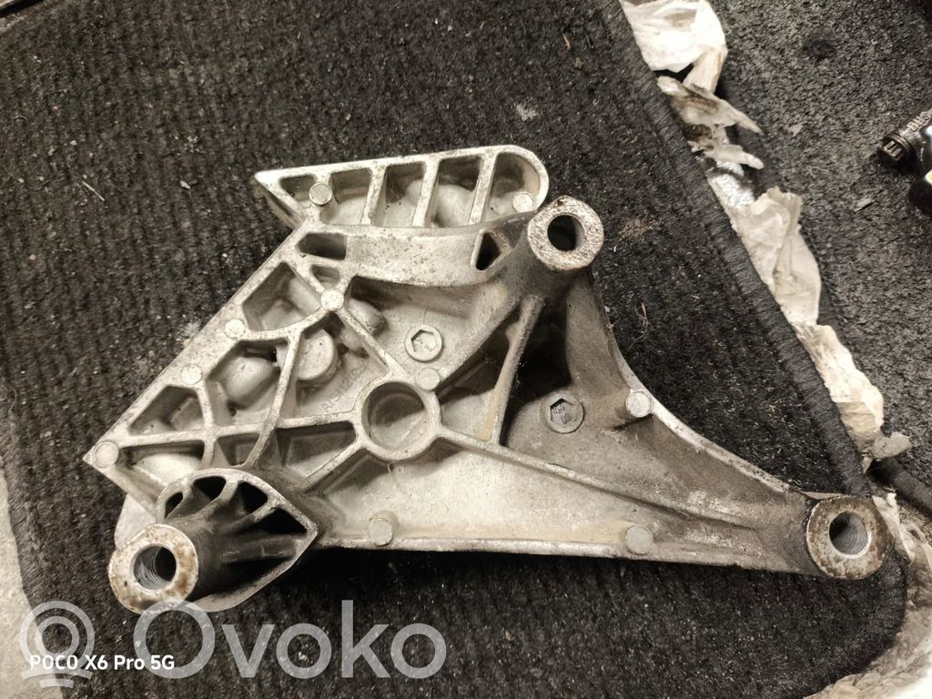 Volkswagen Golf V Engine mounting bracket 