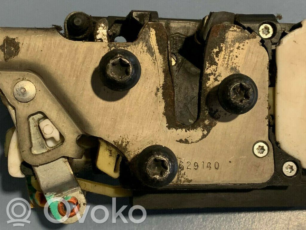 Priekšpusē slēdzene   16872412