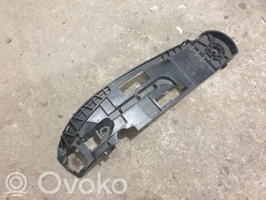 Driver seat console base   6988159