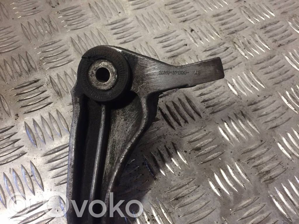 Ford Focus Engine mounting bracket 