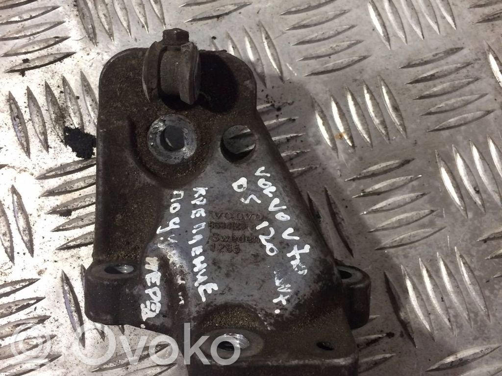 Volvo V70 Engine mounting bracket 