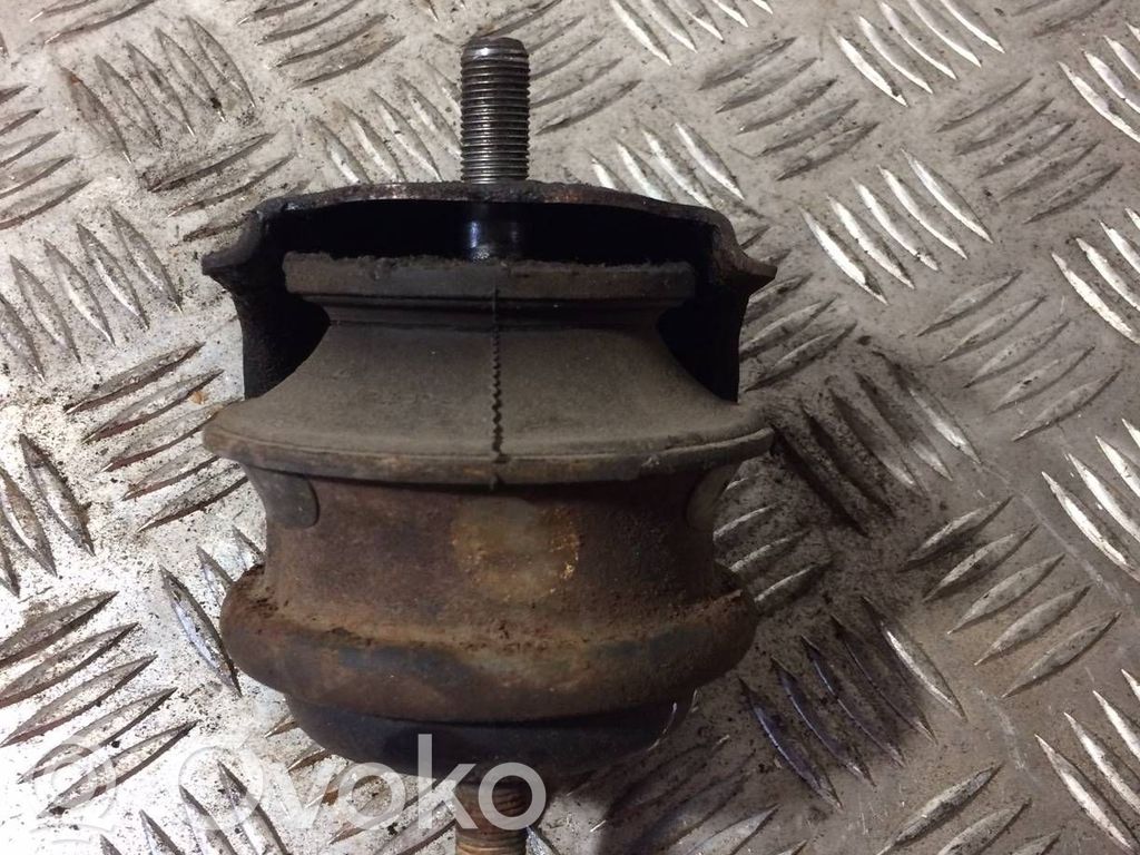Lexus IS 200-300 Engine mount bracket 