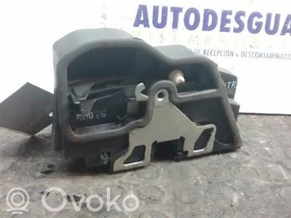 Cerradura de puerta trasera