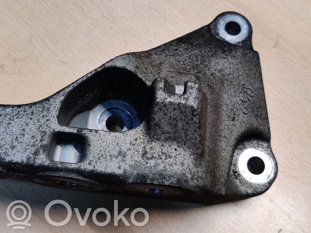 Chevrolet Trax Engine mounting bracket 