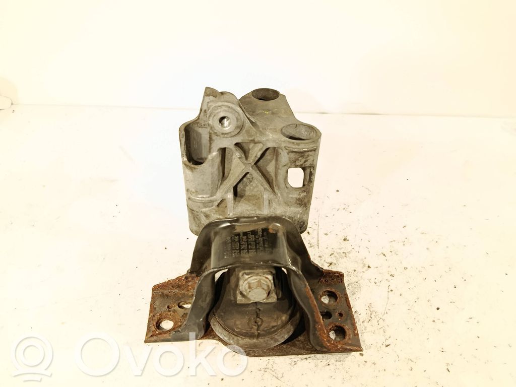 Nissan NV200 Engine mount bracket 