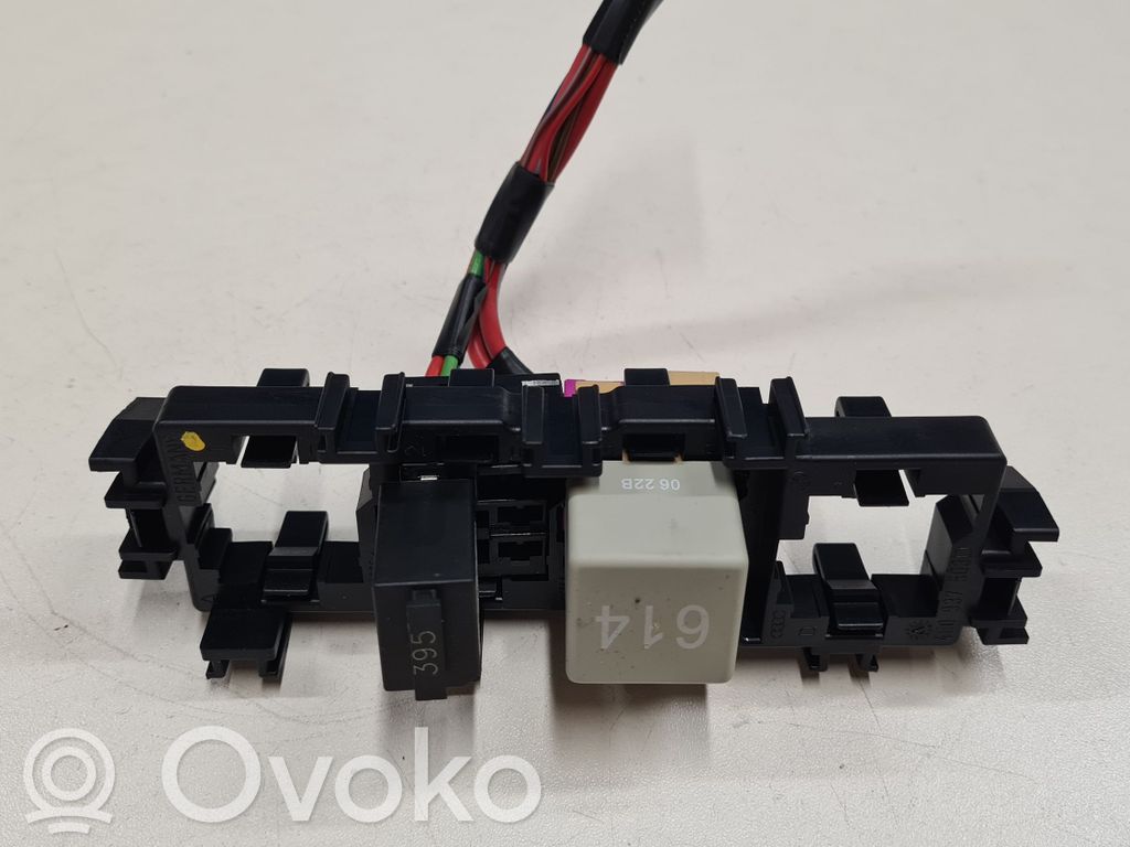 Audi A6 S6 C6 4F Relay mounting block 