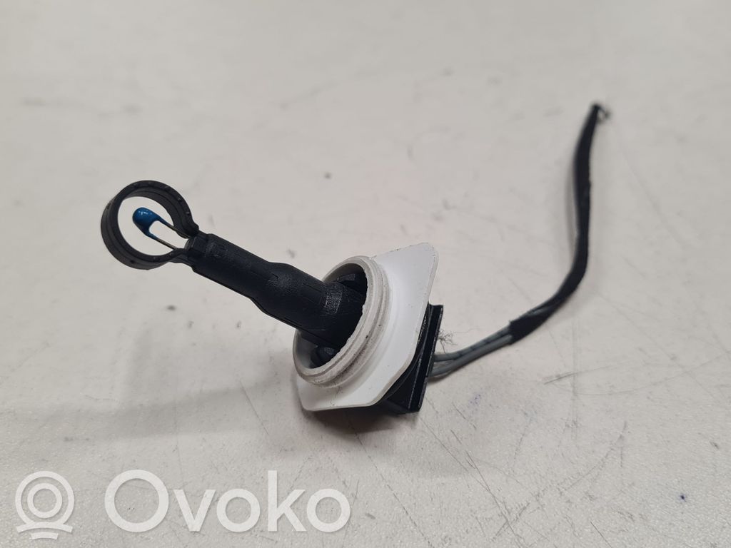 Interior temperature sensor   006667V