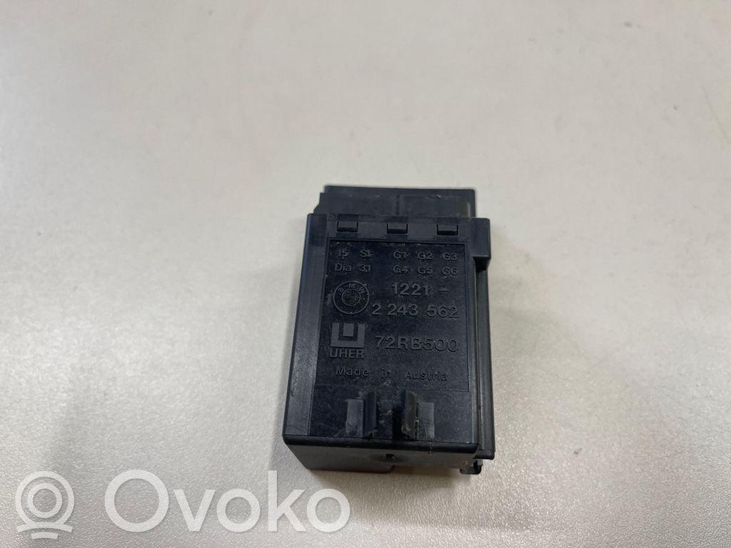 BMW 5 E39 Hehkutulpan esikuumennuksen rele 