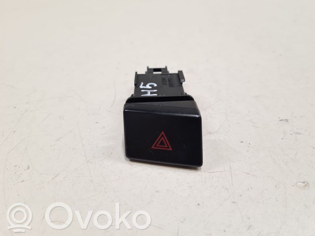 Hazard light switch   R15A468
