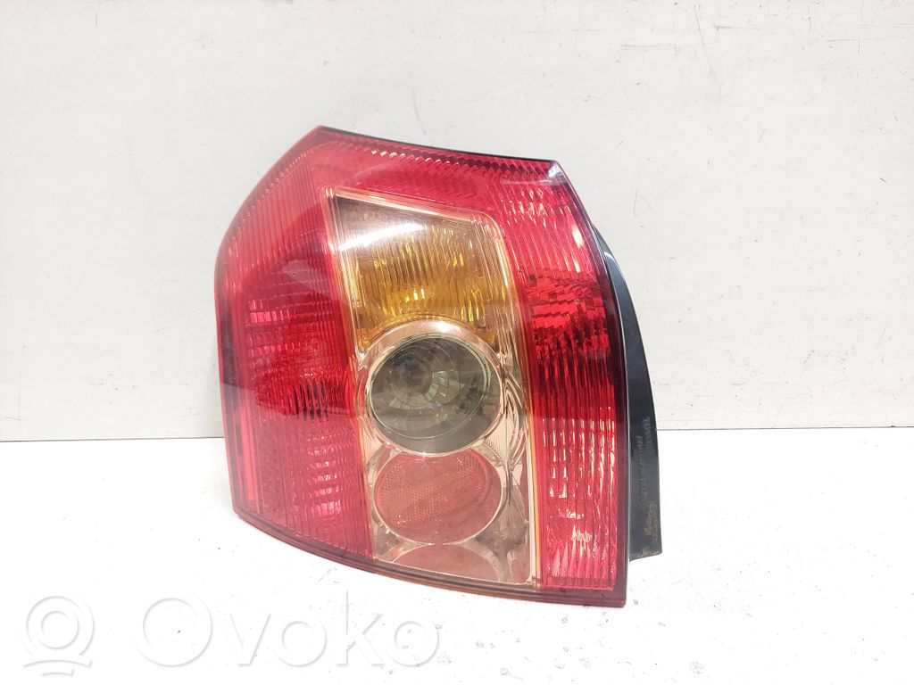 Toyota Corolla E120 E130 Aizmugurējais lukturis virsbūvē 