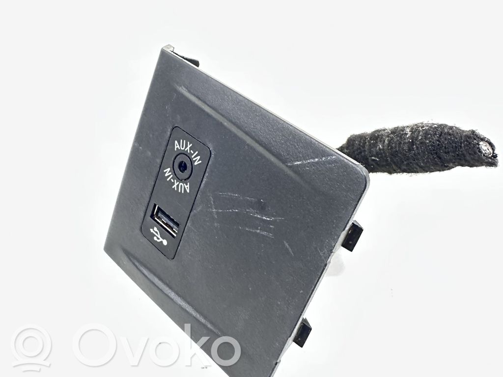 BMW 2 F46 Conector priză AUX 