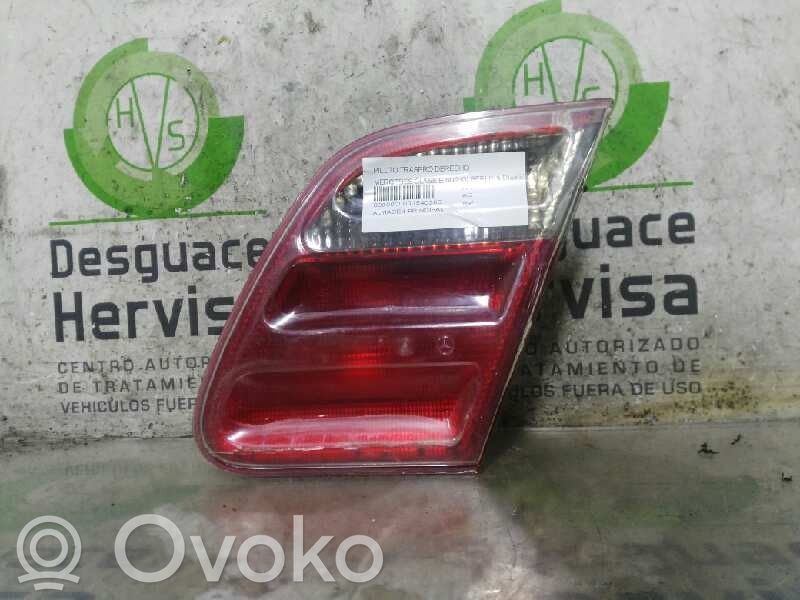 Mercedes-Benz E W124 Aizmugurējais lukturis pārsegā 