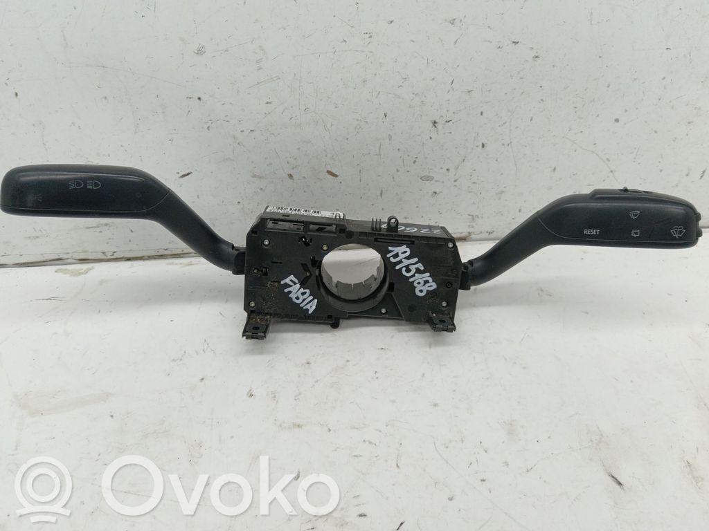 Skoda Fabia Mk1 (6Y) Interrupteur d'éclairage de la cabine dans le panneau