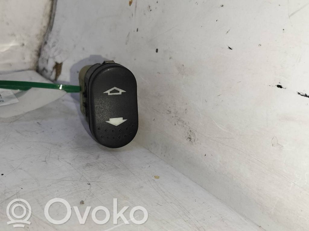 Ford Focus Przyciski szyb 