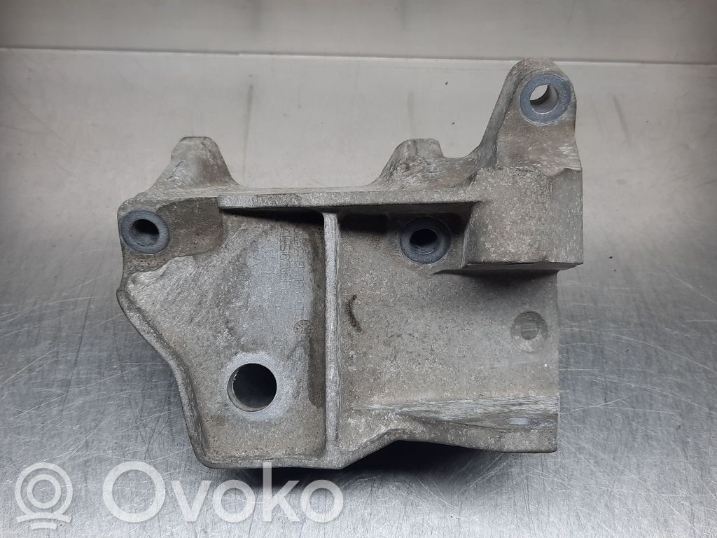 Volvo V70 Moottorin kiinnikekorvake (käytetyt) 