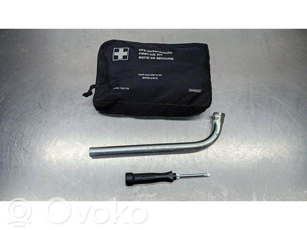 Volkswagen Golf V Panou lateral inferior portbagaj 